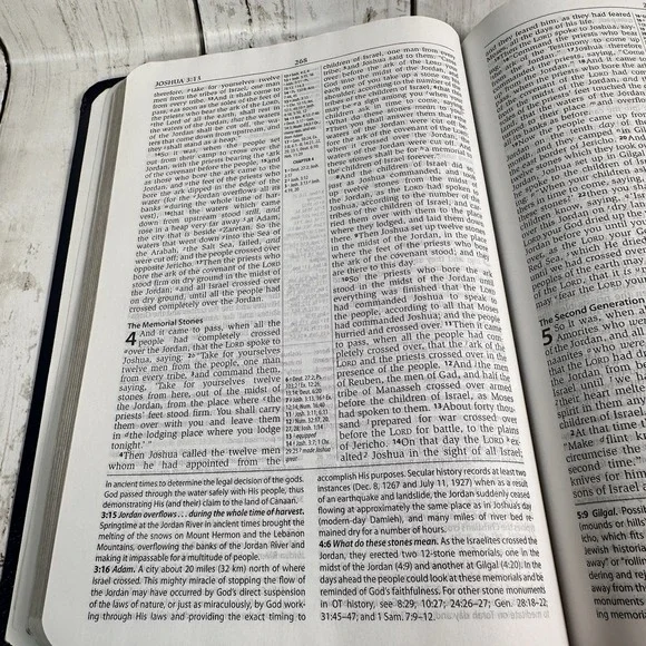 Andrews Study Bible NKJV 2010 Andrews University Press Dark Blue Light Wear - Picture 9 of 16